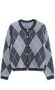 Трикотажный кардиган с узором аргайл из шерсти с добавлением кашемира. Модель свободного силуэта со спущенной линией плеч, круглым вырезом горловины и застежкой на крупные пуговицы. Края изделия выполнены в рубчик.