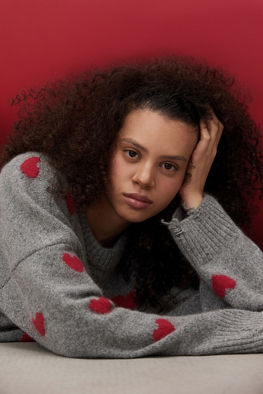 Джемпер из пуха лисы с принтом в виде сердечек