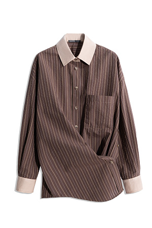 коричневый Рубашка, выполненная из 100% хлопка, с принтом в полоску с отнотонными манжетами и отложным воротником. Модель прямого кроя со спущенной линией плеч. Рубашка с двумя вариантами застежки: классическим и наискосок. 