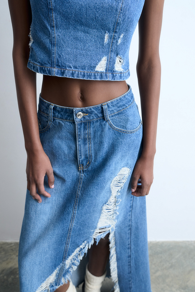 Джинсовая юбка в стиле гранж