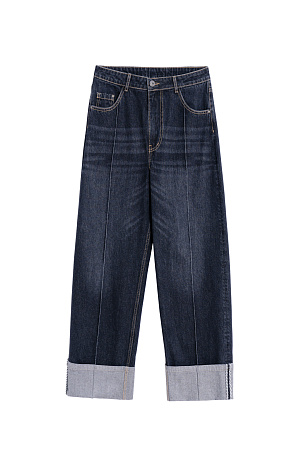 серый Джинсы relaxed fit из 100% хлопка. Модель с пятью карманами, шлевками на поясе для ремня и застежкой на молнию и кнопку. Изделие декорировано высокими подворотами и стрелками.