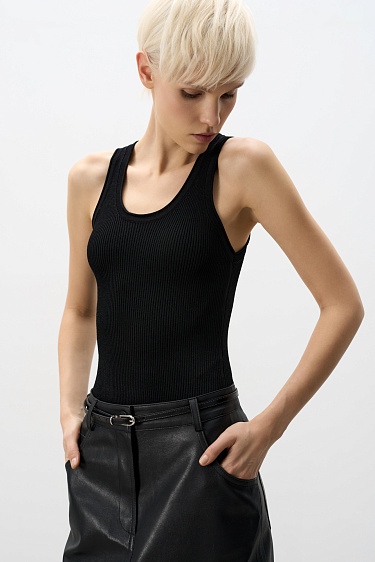 Трикотажная майка с глубоким вырезом