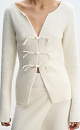 Трикотажный кардиган из пуха енота в азиатском стиле на застежках панькоу. Модель приталенного силуэта с длинными рукавами и глубоким вырезом. Дополнить образ можно комплектной юбкой.