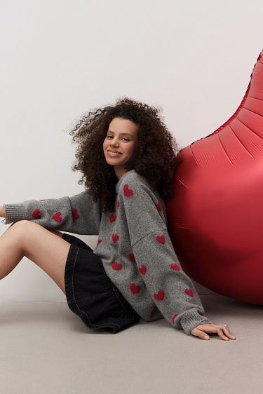 Джемпер из пуха лисы с принтом в виде сердечек