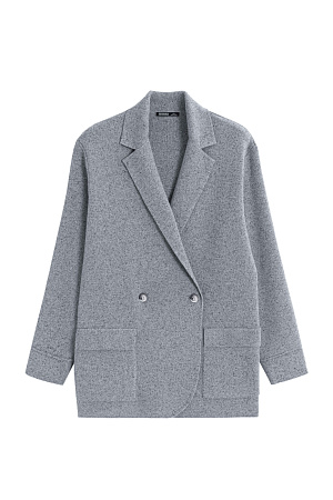 серый Трикотажный двубортный жакет из шерсти с добавлением вискозы и шелка. Модель прямого кроя, с лацканами, двумя накладными карманами и валиками на манжетах. Застежка на пуговицы. Без подкладки. 