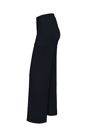 черный Трикотажный широкие брюки. Модель прямого силуэта с боковыми карманами и эластичным поясом в рубчик. Дополнить образ можно футболкой в таком же стиле.