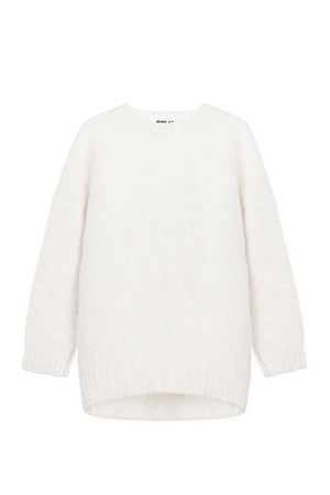 белый Трикотажный джемпер из пушистой пряжи на основе шерсти альпака. Модель свободного силуэта со спущенной линией плеча. Края изделия в рубчик.