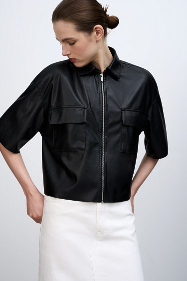 Рубашка из экокожи с накладными карманами
