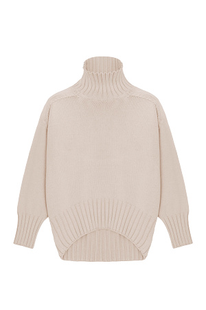 бежевый Объемный джемпер крупной вязки из 100% хлопка с высоким горлом. Манжеты и низ изделия в рубчик.