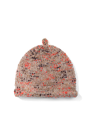 бежевый бежевый Трикотажная шапка-докер с плотной посадкой по голове и подвернутым краем. Модель из буклированной пряжи с добавлением шерсти альпака.