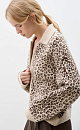 Бомбер с жаккардовым анималистическим дизайном. Модель свободного силуэта с застежкой на молнию. Дополнить образ можно юбкой в таком же стиле.