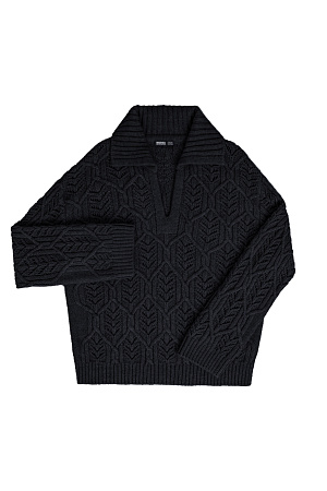 черный Трикотажный джемпер со сложной арнаментной вязкой с добавлением шерсти альпака. Модель свободного силуэта со спущенной линией плеча и воротником-поло с V-образным вырезом. Манжеты рукавов, воротник и низ изделия выполнен в рубчик.