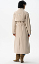 Двубортный длинный тренч прямого кроя. Модель с отложным воротником, декорированным металлической перемычкой, отлетной кокеткой, патами с пуговицами на манжетах, карманами и шлевками на талии для пояса.