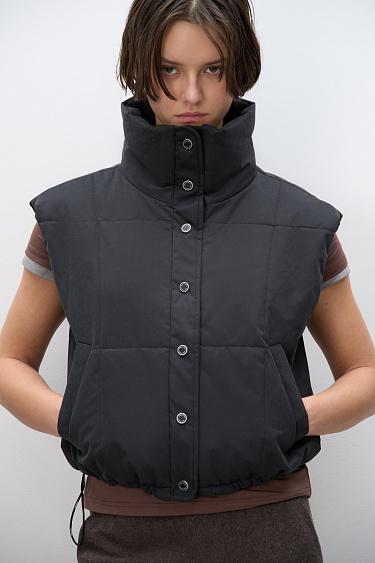 Жилет с воротником-стойкой