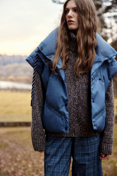 Жилет на пуху с двойной отстрочкой