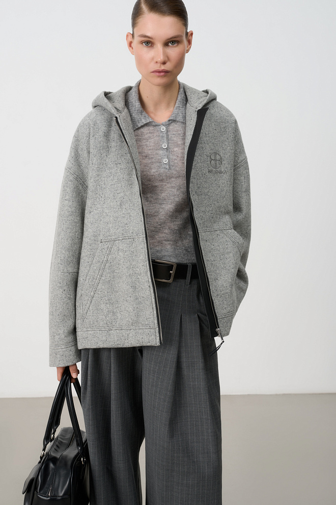 Свободный бомбер с капюшоном 