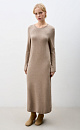 Трикотажное платье длины макси из шерсти с добавлением кашемира. Модель свободного силуэта с длинными рукавами, круглым вырезом горловины и валиком по низу изделия.
