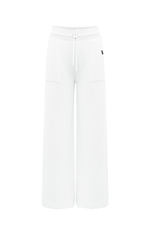 белый Свободные брюки с необработанным низом. Модель прямого силуэта с накладными карманами и эластичным поясом в рубчик на кулиске.