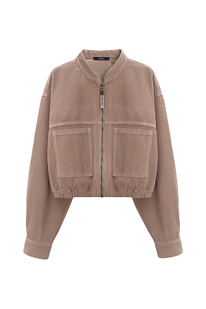 бежевый Вельветовый бомбер с накладными карманами. Модель свободного силуэта со спущенной линией плеча и брендированным ярлыком на спине. Манжеты на пуговицах. Застежка на молнию.
