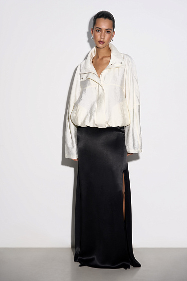 Атласная юбка с разрезом