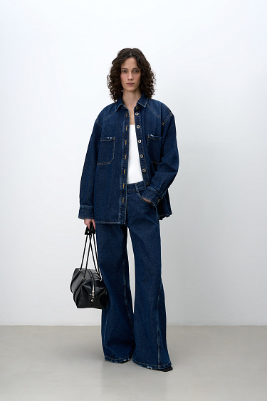 Широкие джинсы с небольшим расклешением