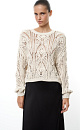 Трикотажный джемпер из хлопка, выполненный ажурной вязкой с орнаментом. Модель свободного силуэта с длинными рукавами и круглым вырезом горловины. Манжеты и низ изделия выполнены в рубчик.