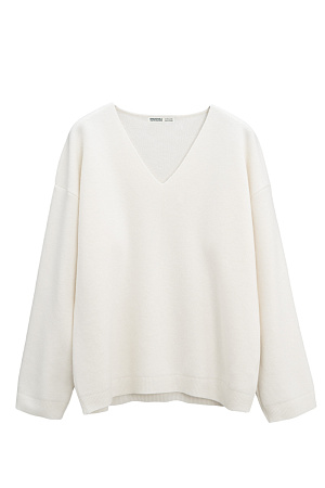 молочный Трикотажный джемпер из шерсти с добавлением кашемира. Модель свободного силуэта со спущенной линией плеч и V-образным вырезом горловины. Манжеты рукавов и низ изделия выполнены в рубчик.