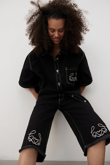 Джинсовые шорты-бермуды с вышивкой