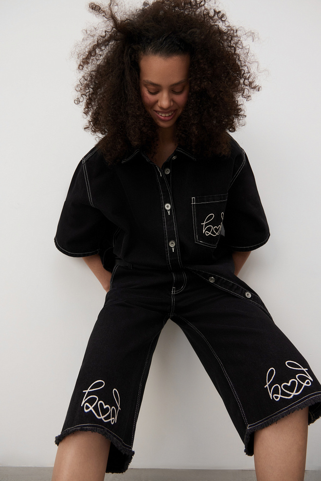 Джинсовые шорты-бермуды с вышивкой