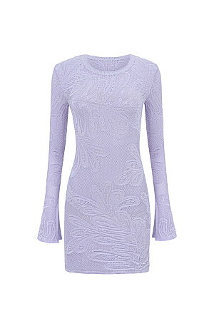 сиреневый Трикотажное платье длины мини из органического хлопка. Модель приталенного силуэта, с длинными расклешенными рукавами разрезами на манжетах и круглым вырезом горловины. <br />
Изделие декорировано объемным растительным орнаментом. Органический хлопок - более экологичная и безопасная альтернатива обычному хлопку, выращенная без использования химикатов. 
