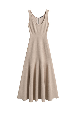 бежевый Трикотажное платье длины миди из вискозы с добавлением люрекса. Модель приталенного силуэта с расклешенной юбкой с мягкими складками, без рукавов, на широких бретелях. Застежка на молнию сзади.
