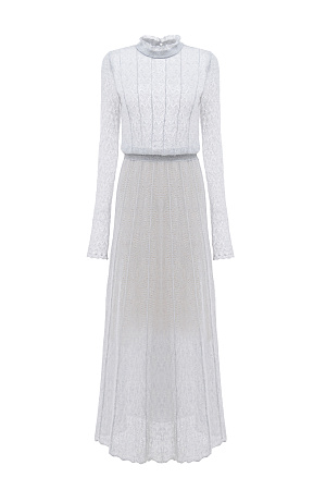 серый Трикотажное платье длины миди из полупрозрачного кружева с подъюбником из смесовой шерсти. Модель с длинными рукавами, невысоким воротником со сборкой и эластичным поясом. Застежка на пуговицу сзади. Платье выполнено из мягкой пряжи кид мохера и беби альпака, что позволит чувствовать себя в нем комфортно и тепло.