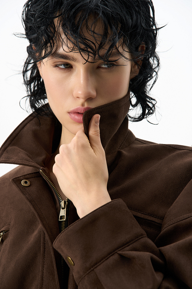 Бомбер из замши с отложным воротником