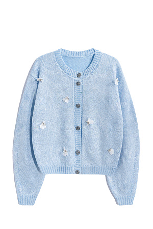 голубой Трикотажный кардиган из вискозы и хлопка. Модель свободного силуэта, со спущенной линией плеч и круглым вырезом горловины. Застежка на пуговицы. Изделие декорировано маленькими пайетками и объемными цветами из бисера.
