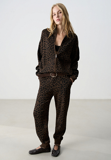 Джоггеры с анималистичным принтом