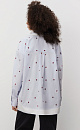Рубашка из 100% хлопка с принтом в виде сердечек и вышивкой на манжетах. Модель с длинными рукавами с манжетами на пуговицах, отложным воротником и нагрудным карманом. Контрастные элементы в стиле гранж по низу изделия.
