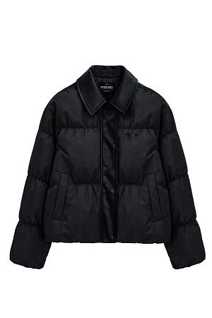 черный Стеганый пуховик с отложным воротником из экокожи. Модель свободного силуэта со спущенной линией плеч и боковыми карманами. Застежка на молнию и магнитные кнопки под вертикальной планкой из экокожи. Логотип на груди. Изделие выполнено на подкладке.