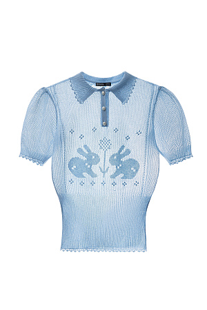 голубой Трикотажная футболка из вискозы. Изделие выполнено ажурным переплетением с дизайном в виде кроликов. Модель с воротником поло, планкой на пуговицах и коротким рукавом-фонариком.