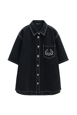 черный Джинсовая рубашка из 100% хлопка. Модель свободного кроя с классическим отложным воротником и коротким рукавом. Рубашка дополнена нагрудным карманом, украшенным вышивкой в виде сердца. Застежка на пуговицы.