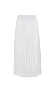 Трикотажная юбка плиссе длины миди с эластичным широким поясом и шлевками для ремня.