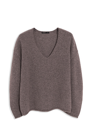 коричневый Объемный трикотажный джемпер из пуха лисы. Модель с глубоким V-образным вырезом горловины, спущенной линией плеч, длинными широкими рукавами и валиками по низу. Дополнить образ можно юбкой.