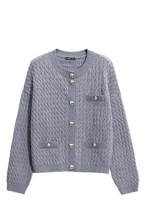 серый Кардиган из 100% шерсти мериноса экстрафайн, выполненный вязкой косами. Модель свободного кроя с длинными рукавами, спущенной линией плеч и круглым вырезом горловины. Имитация карманов с клапанами. Изделие декорировано крупными акцентными пуговицами.