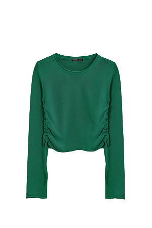 зеленый Трикотажный топ из вискозы. Модель прямого кроя, с длинным рукавом, небольшими разрезами на манжетах и круглым вырезом горловины. Кулиски по бокам изделия позволяют регулировать длину и создавать драпировку.