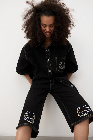 Джинсовые шорты-бермуды с вышивкой