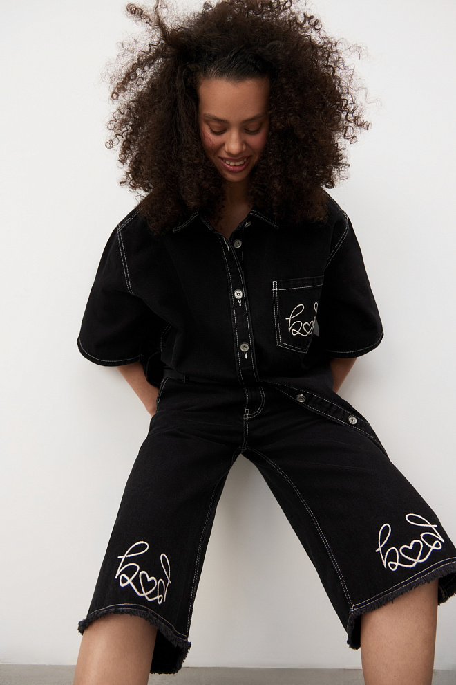 Джинсовые шорты-бермуды с вышивкой