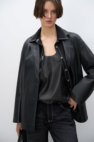 Однобортный жакет из экокожи