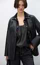 Однобортный жакет прямого кроя из пластичной двусторонней экокожи. Передние карманы с клапанами. Застежка на пуговицы.
