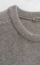 Трикотажный джемпер из шерсти яка с добавлением шерсти мериноса экстрафайн. Модель свободного силуэта, с вывязанной круглой горловиной и рукавом реглан с декоративными сбавками. Низ изделия и манжеты рукавов выполнены в рубчик.