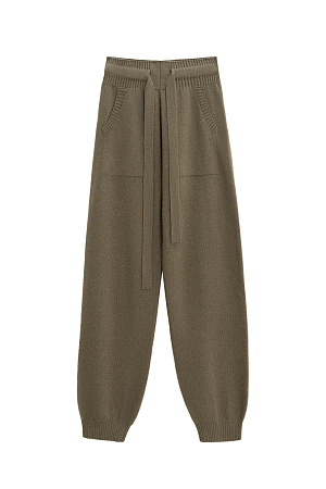 хаки Трикотажные брюки-джоггеры из кашемира и шерсти. Модель с широким эластичным поясом на кулиске, манжетами на резинке и боковыми карманами.