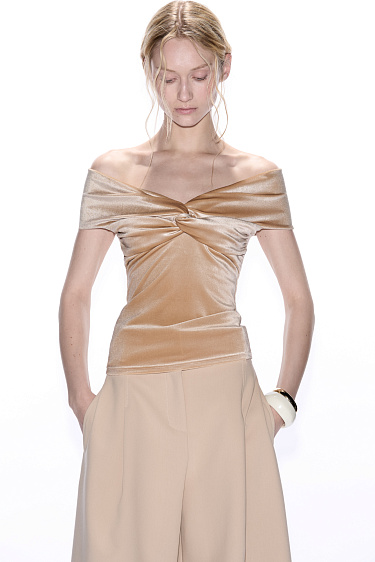 Бархатный топ с перекрутом на груди